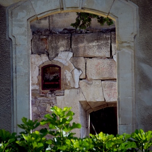 Ouverture de fenêtre sur un mur de pierres en ruines - France  - collection de photos clin d'oeil, catégorie rues